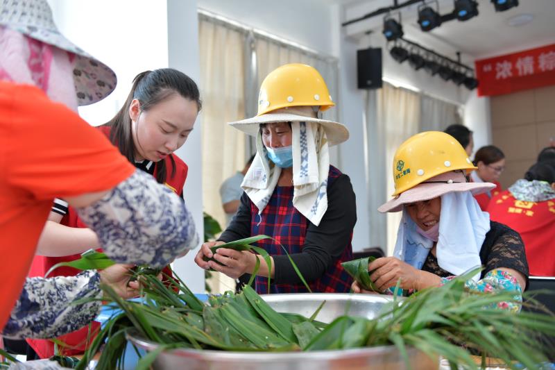 “浓情粽意,共享温暖”包粽子活动.jpg